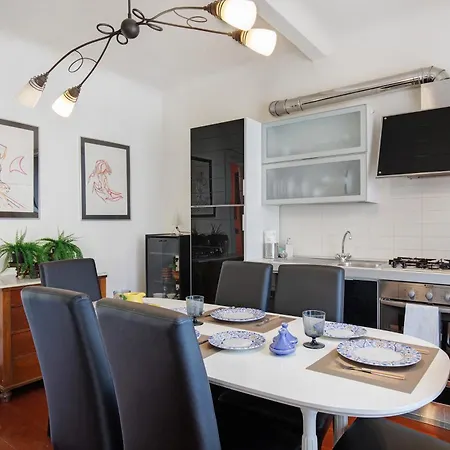 Hilary House Apartment